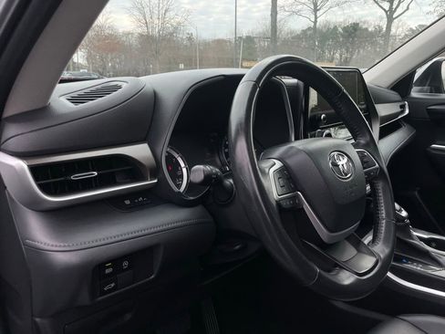 Used 2023 Toyota Highlander XLE image 28