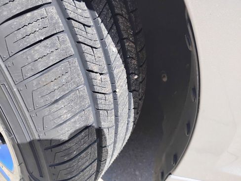 Used 2016 Lincoln MKZ FWD image 11