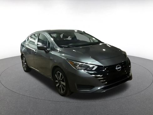 Used 2025 Nissan Versa SV image 3