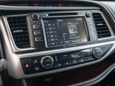 Used 2017 Toyota Highlander Plus FWD image 22