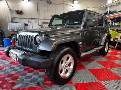 Used 2014 Jeep Wrangler Unlimited Sahara w/ Connectivity Group AWD/4WD image 3