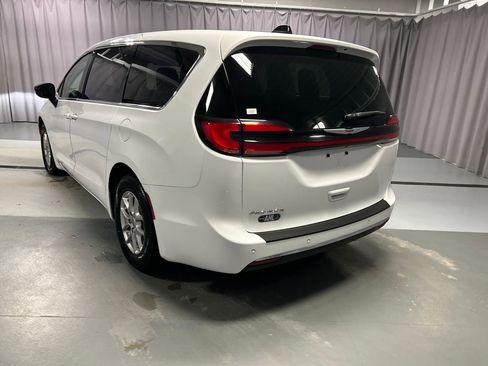 Used 2024 Chrysler Pacifica Touring-L FWD image 5