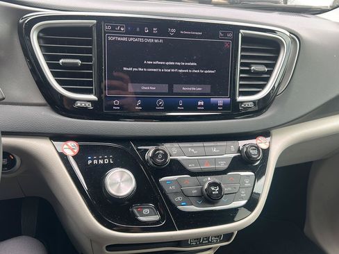 Used 2023 Chrysler Pacifica Touring-L FWD image 11