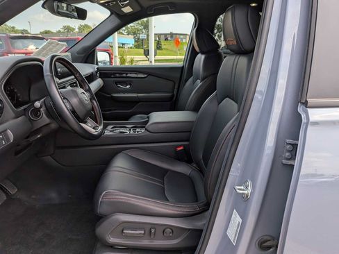 Used 2025 Honda Pilot TrailSport image 14