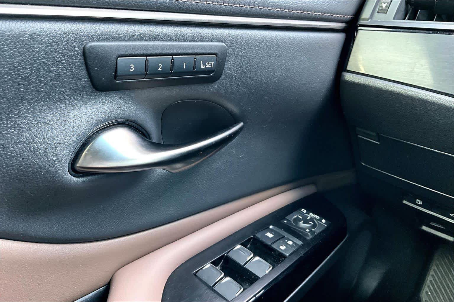 Certified 2022 Lexus ES 350 w/ Premium Package FWD image 36