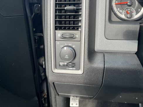 Used 2017 RAM 1500 Express AWD/4WD image 17