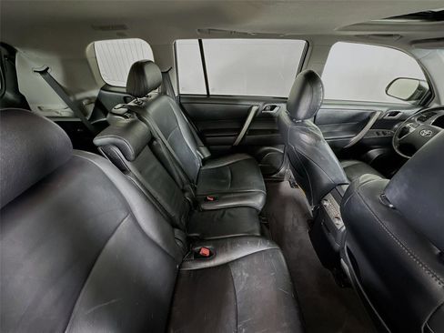 Used 2012 Toyota Highlander SE image 27