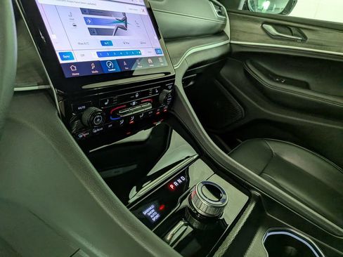Certified 2025 Jeep Grand Cherokee Limited w/ Black Appearance Package AWD/4WD image 25