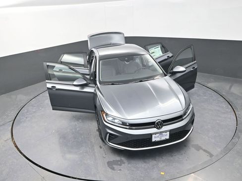 New 2026 Volkswagen Jetta SE FWD image 30