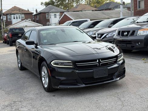 Used 2017 Dodge Charger SE RWD image 3