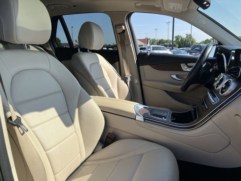 Used 2021 Mercedes-Benz GLC 300 4MATIC w/ Premium Package image 33