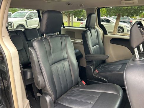 Used 2014 Chrysler Town & Country Touring image 41
