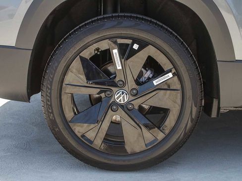 New 2025 Volkswagen Taos SE w/ Black Wheel Package FWD image 10