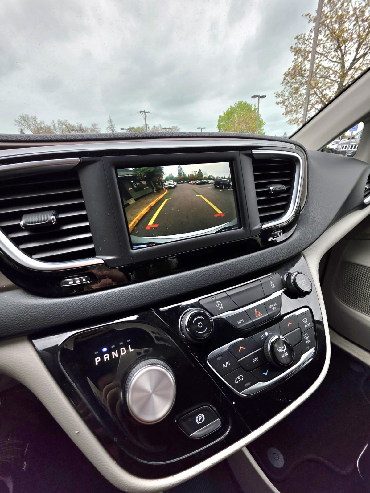 Used 2022 Chrysler Voyager LX FWD image 16