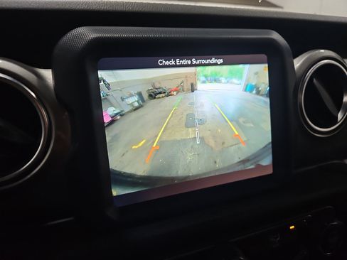 Used 2018 Jeep Wrangler Unlimited Sahara w/ Uconnect 4C Nav & Sound Group AWD/4WD image 18