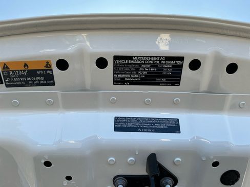 Used 2023 Mercedes-Benz EQB 300 4MATIC SUV image 25