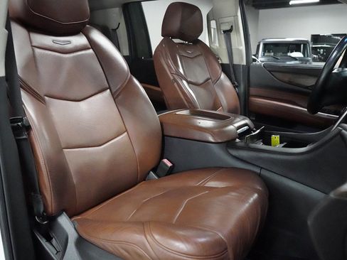 Used 2018 Cadillac Escalade ESV Premium Luxury AWD/4WD image 33