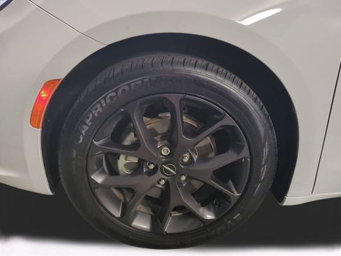 Used 2023 Chrysler Pacifica Touring-L w/ S Appearance Package FWD image 11