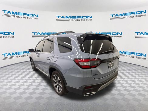 Used 2023 Honda Pilot Touring image 3