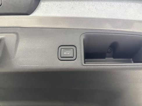 Used 2024 GMC Terrain SLT w/ Infotainment Package II image 17