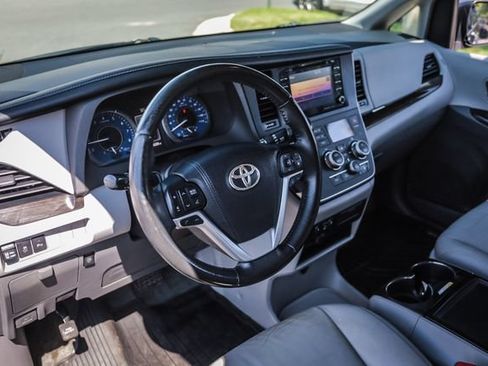 Used 2018 Toyota Sienna XLE w/ XLE Navigation Package AWD/4WD image 17