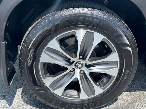 Used 2023 Toyota Highlander XLE image 6