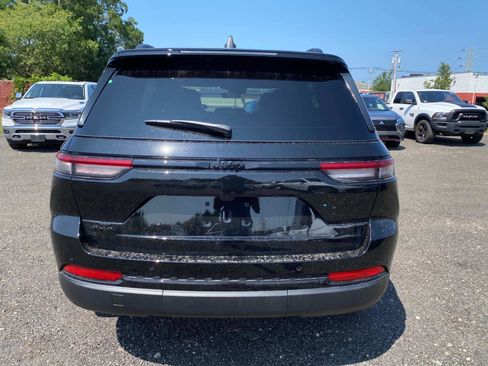 New 2025 Jeep Grand Cherokee Altitude image 4