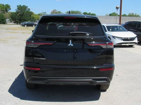 New 2026 Mitsubishi Outlander ES image 4