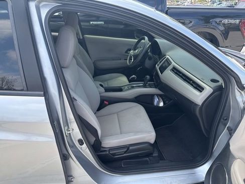 Used 2017 Honda HR-V EX image 2