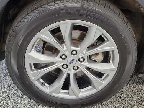 Certified 2021 Ford Explorer XLT w/ Equipment Group 202A AWD/4WD image 5