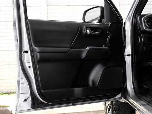 Used 2016 Toyota Tacoma TRD Sport w/ Towing Package image 39