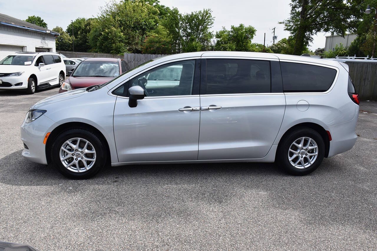 Used 2022 Chrysler Voyager LX FWD image 2