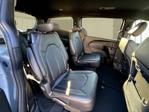 New 2026 Chrysler Pacifica Select image 10