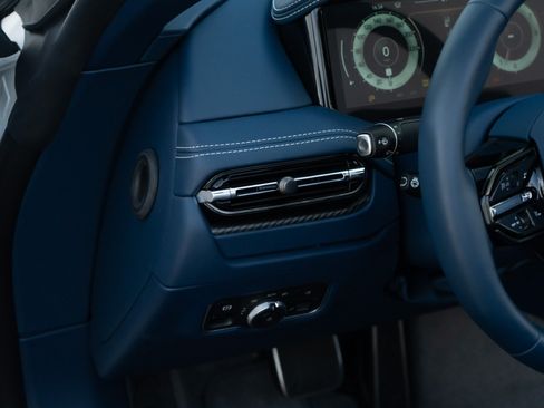 Used 2025 Aston Martin DB12 Convertible RWD image 24