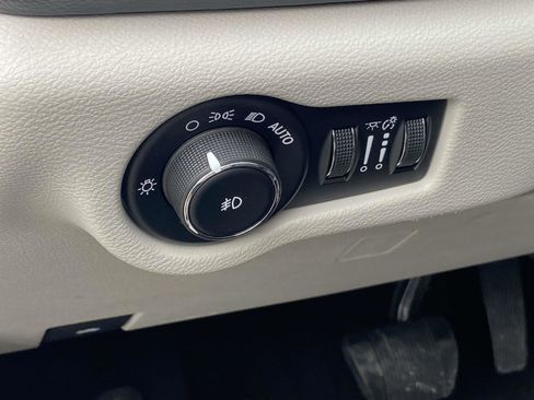 Used 2017 Chrysler Pacifica Touring-L image 8