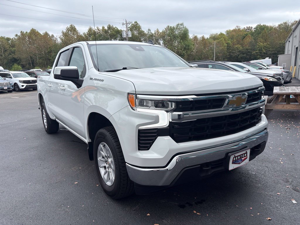 Used 2025 Chevrolet Silverado 1500 LT AWD/4WD image 2