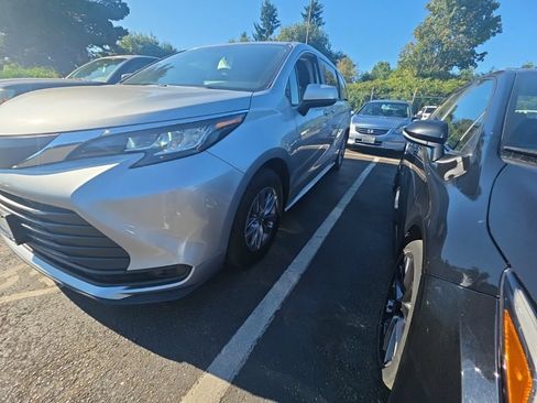 Used 2023 Toyota Sienna LE AWD/4WD image 1
