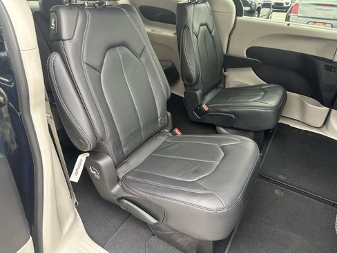 Used 2022 Chrysler Pacifica Touring-L image 24