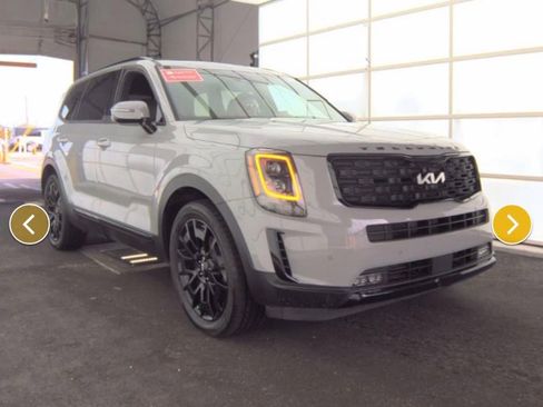 Used 2022 Kia Telluride SX w/ SX Prestige Package image 3