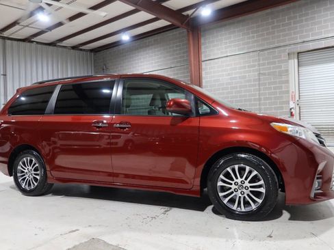 Used 2019 Toyota Sienna XLE FWD image 7