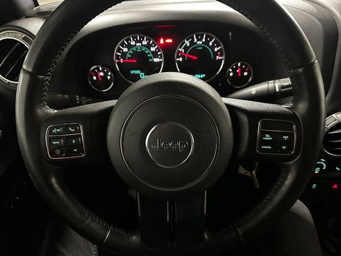 Used 2017 Jeep Wrangler Unlimited Sahara w/ Connectivity Group AWD/4WD image 30