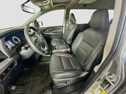 Used 2015 Toyota Sienna SE Premium FWD image 13