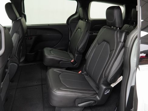New 2026 Chrysler Pacifica Select image 17
