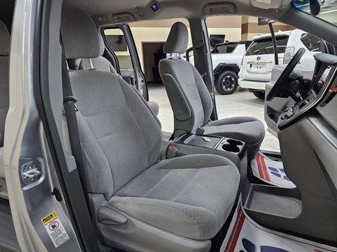 Used 2015 Toyota Sienna LE image 18