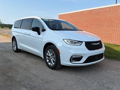 Used 2026 Chrysler Pacifica Limited AWD/4WD image 3