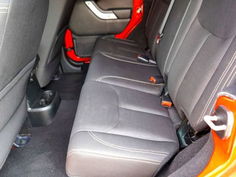 Used 2018 Jeep Wrangler Unlimited Rubicon w/ Connectivity Group image 25