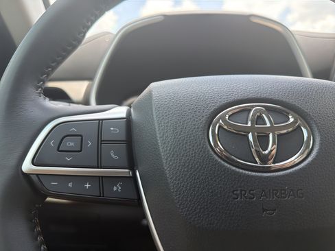 Used 2023 Toyota Highlander XLE AWD/4WD image 10