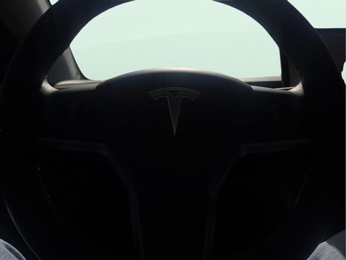 Used 2025 Tesla Model Y Long Range RWD image 19