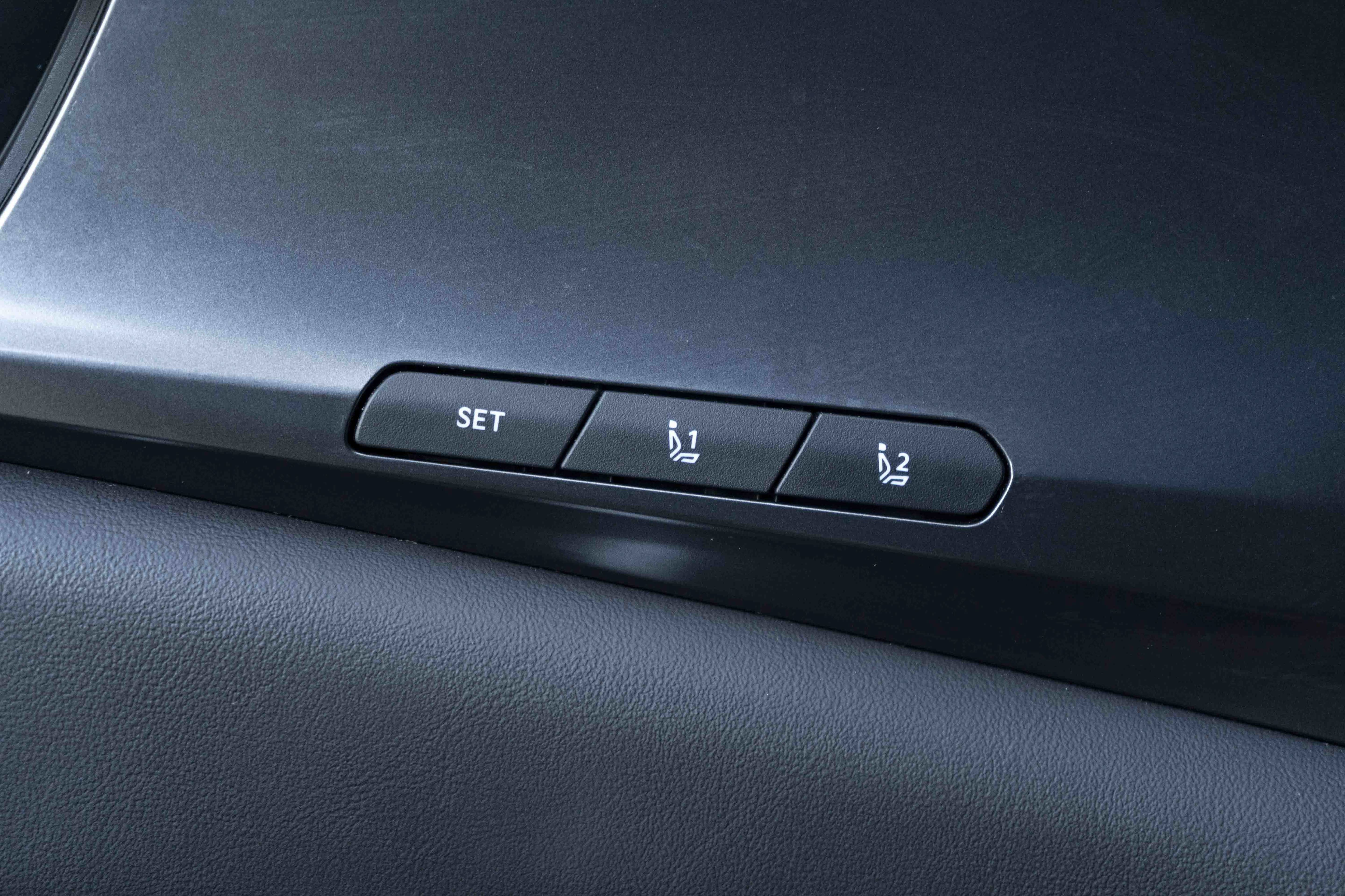 Used 2026 Kia Carnival SX w/ SX Dark Edition Package FWD image 39