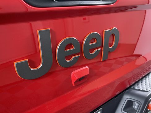 Used 2025 Jeep Gladiator Mojave w/ Convenience Group AWD/4WD image 24
